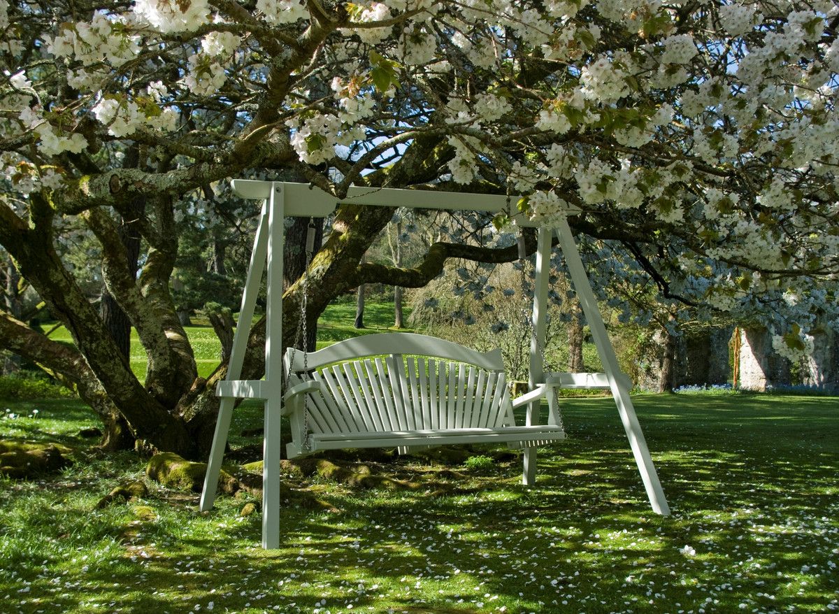 Garden Swing Seat: Harmony in Painted Pine