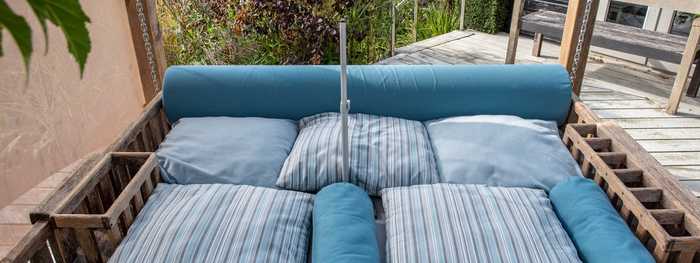 Neatly arranged swinging day bed Neatly arranged swinging day bed