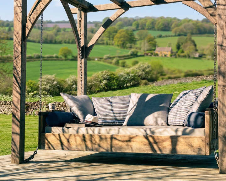 Swinging Day Beds | Outdoor Pergola &amp; Bed