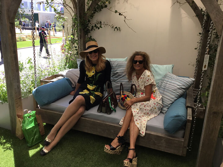 Jerry Hall and Suzanne Accosta.JPG