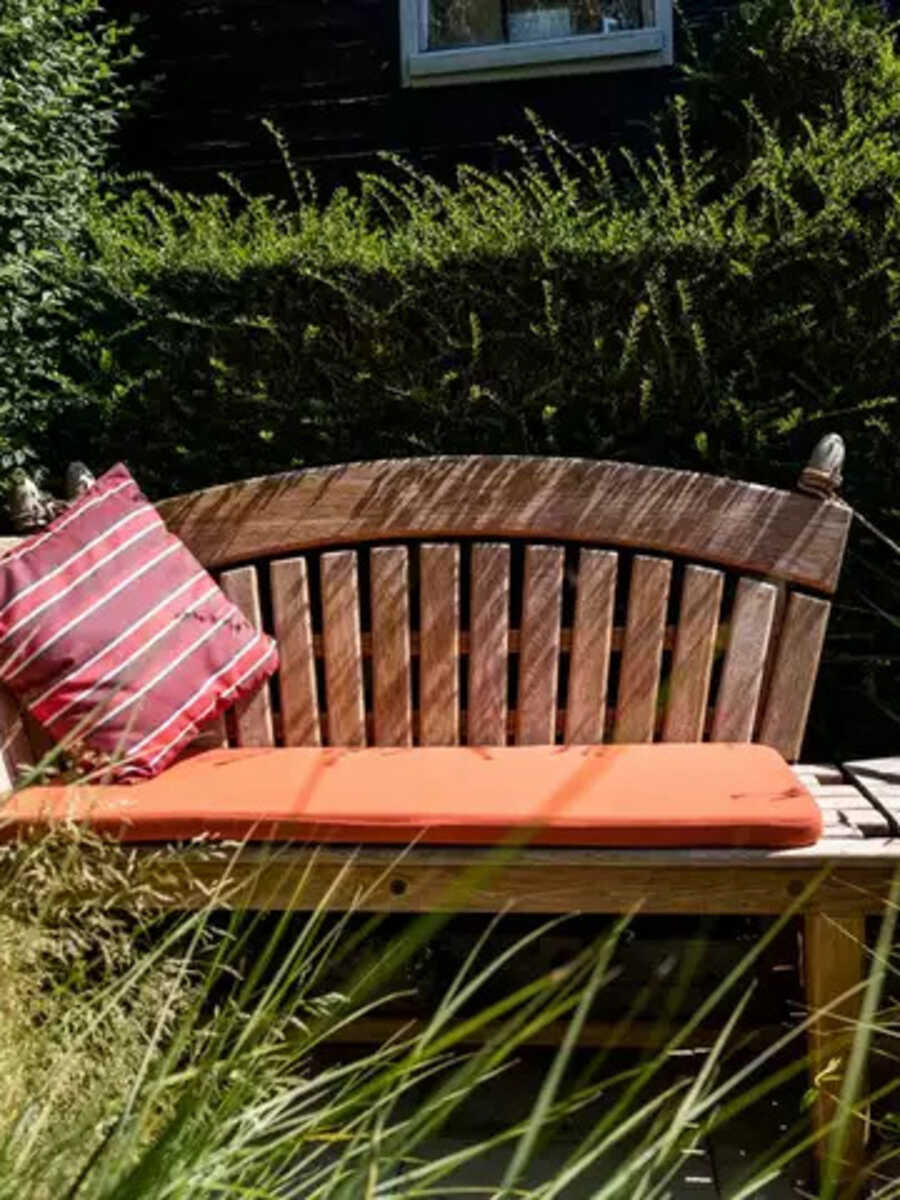 knole-bench-garden.webp