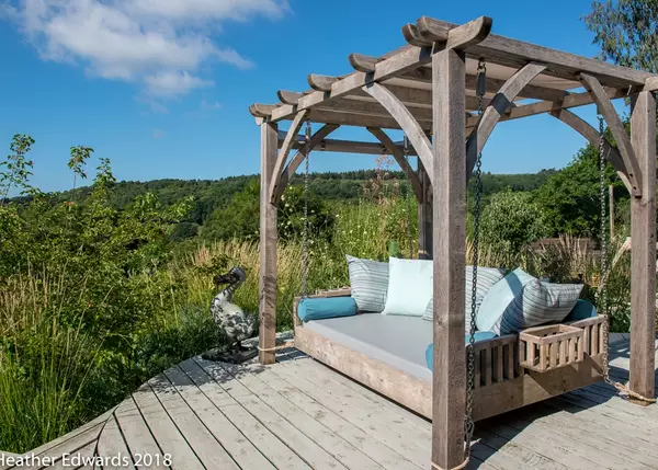 Swinging Day Beds Outdoor Pergola Bed Sitting Spiritually