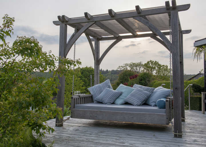 Swinging Garden Day Beds: The Ultimate Outdoor Relaxation