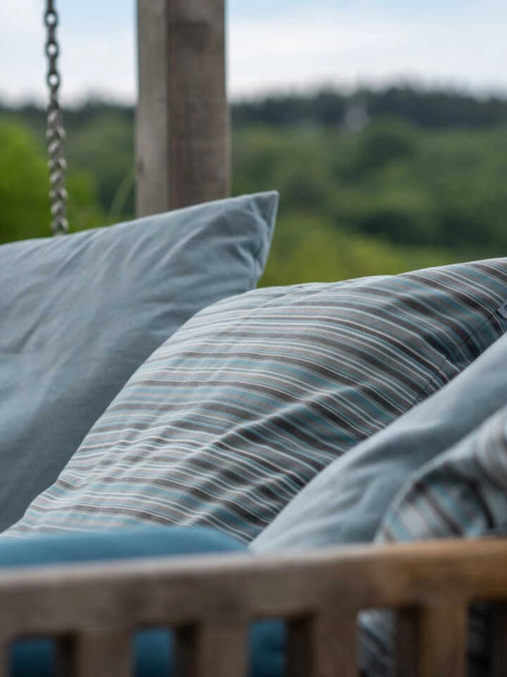 swinging-daybed-cushions.webp